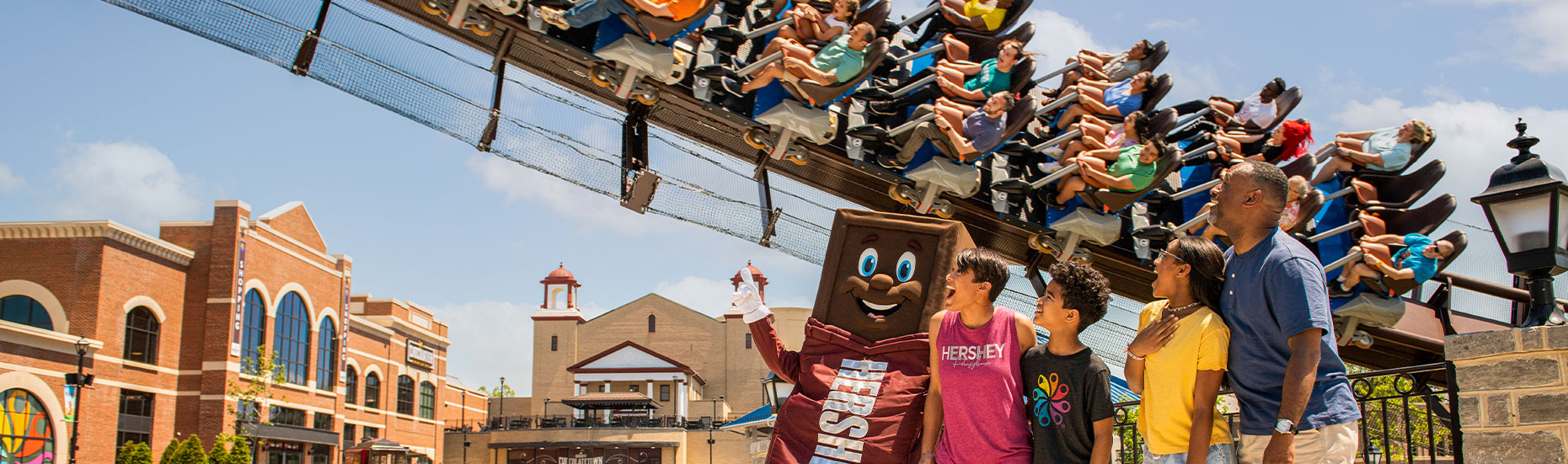 Family meeting Hershey outside of Hersheypark frontgate.></noscript>
		</span>
	</section>

    <section class=